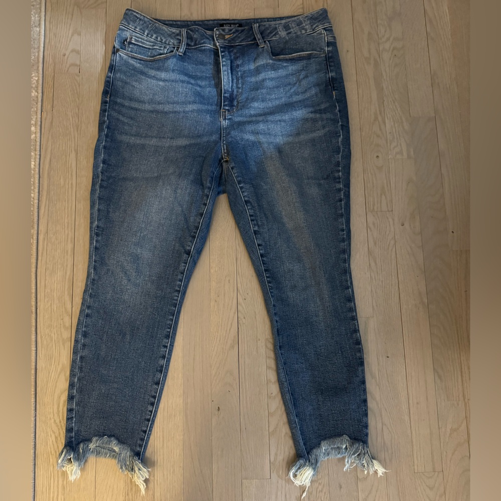Judy blue skinny fit cropped frayed hem jeans. Size 18w